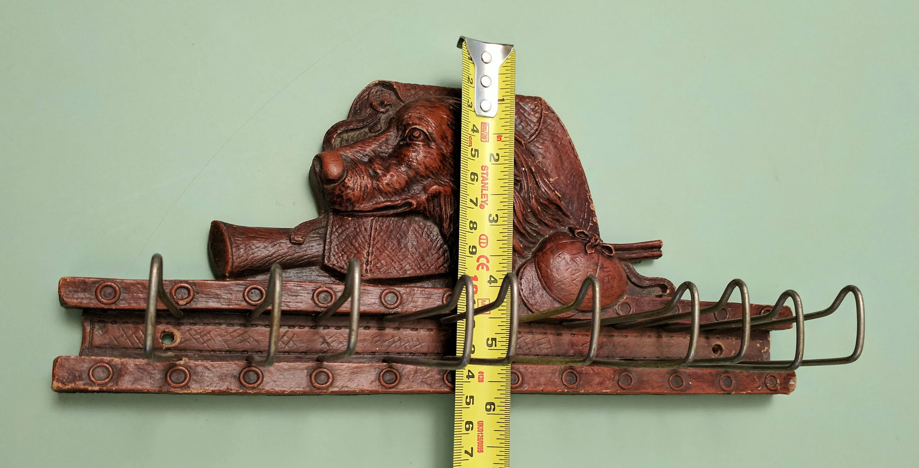 Syroco Pressed Wood hunting scene belt and tie rack F*S