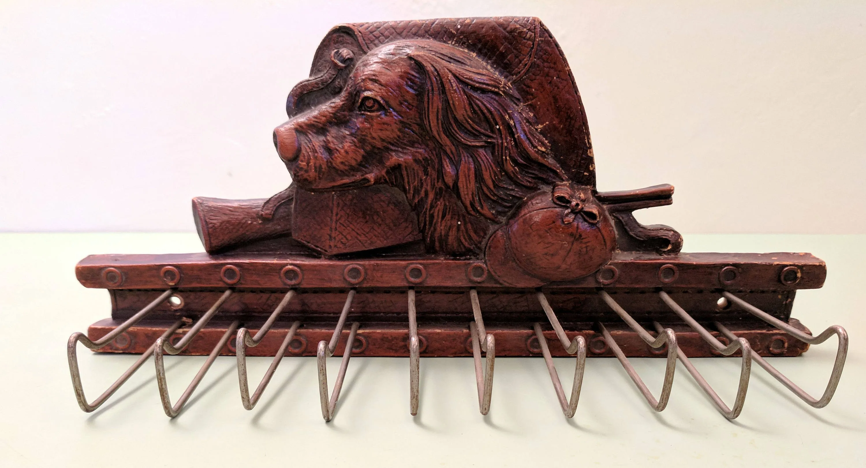 Syroco Pressed Wood hunting scene belt and tie rack F*S